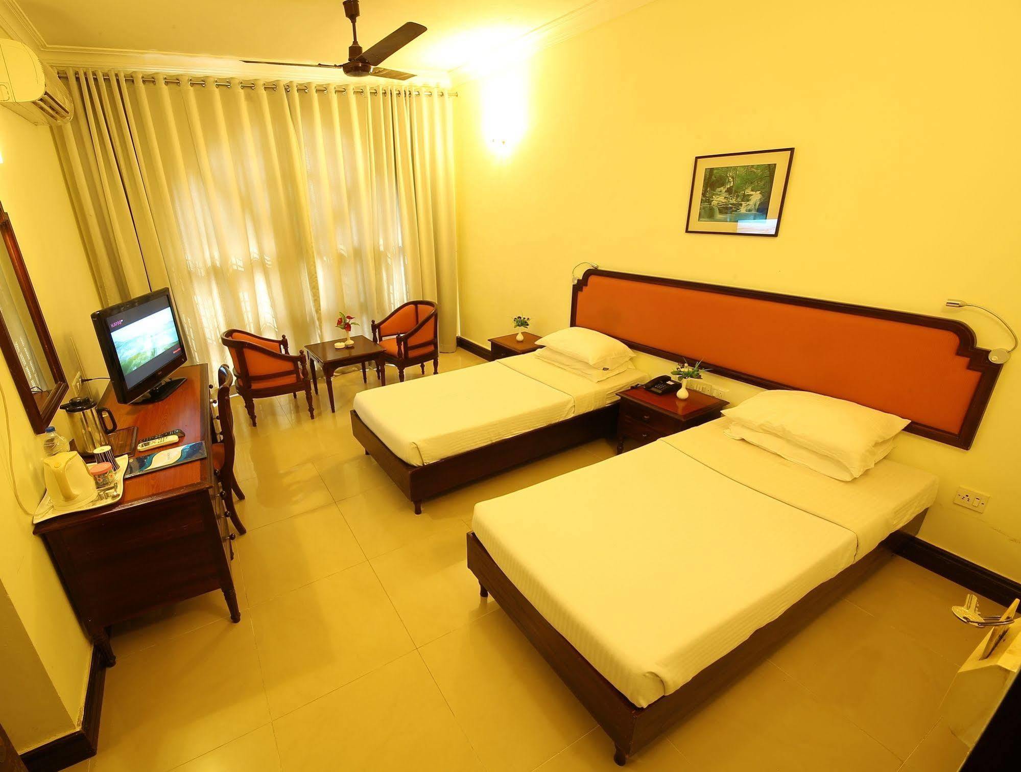 Ats Willingdon Hotel Kochi Bagian luar foto