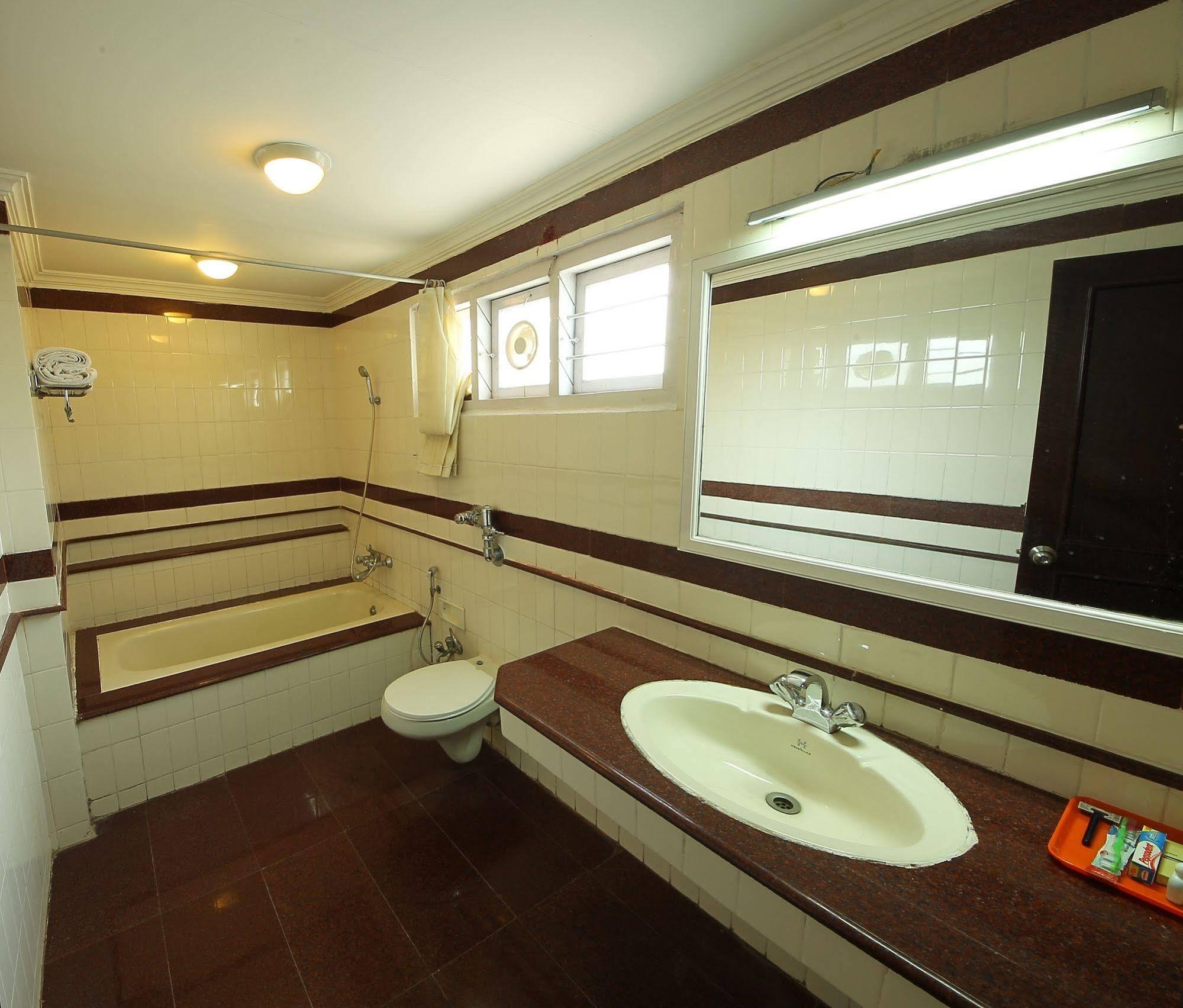 Ats Willingdon Hotel Kochi Bagian luar foto